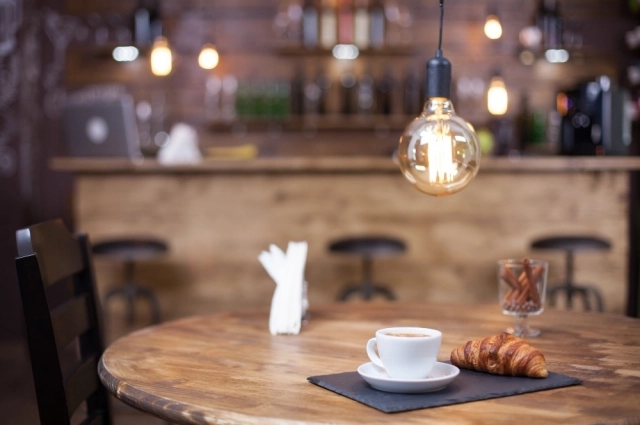 В мире существуют кафе тишины. Там нельзя разговаривать. 