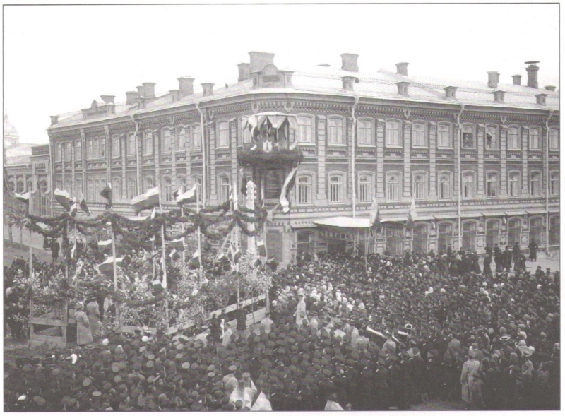 Фотографии открытия в 1907 году мемориальной доски на бывшем доме Гончаровых касается непосредственно гимназиста Георгия Маслова, так как он был знаком с жизнью и творчеством Ивана Александровича Гончарова и ежедневно видел эту памятную доску, проходя из дома на Покровской улице (ныне Л. Толстого) в гимназию на улице Спасской.
