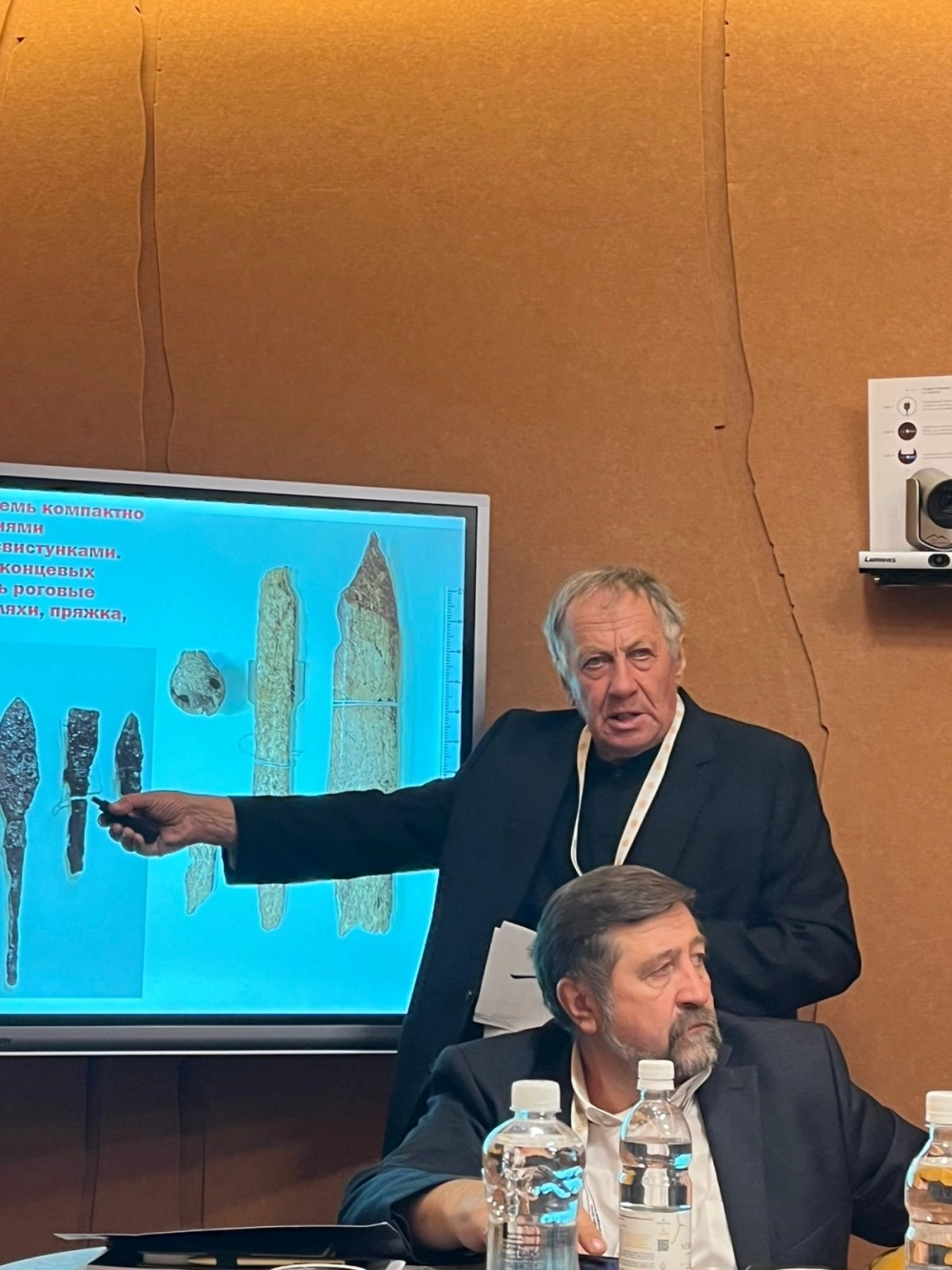 Сергей Киреев выступает с докладом. За столом модератор секции, доктор исторических наук А.А. Тишкин (Алтайский государственный университет).