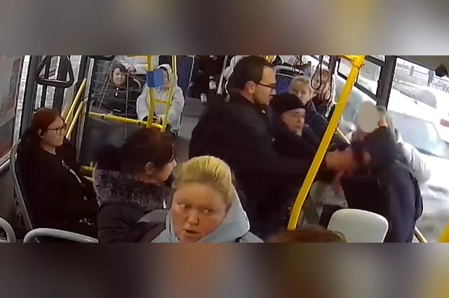 Девушка таскала проверяющую за волосы.