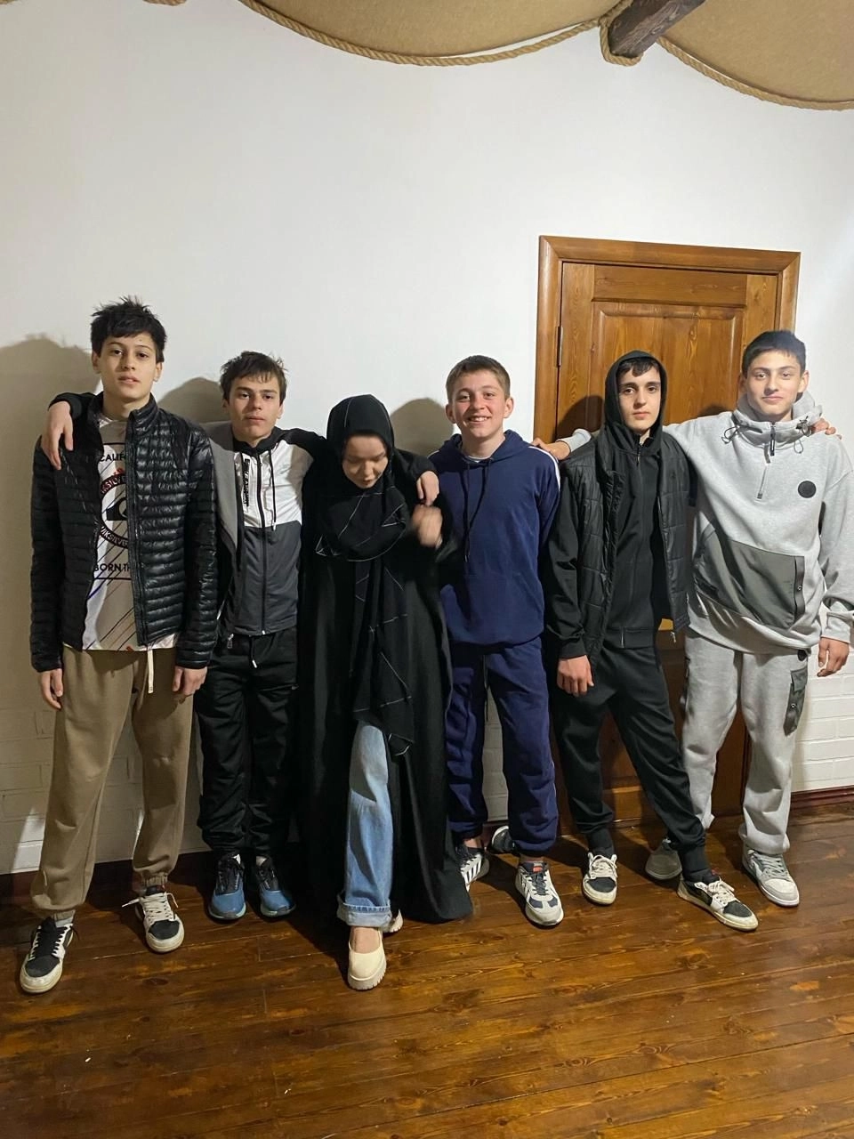 У мальчика было много друзей.