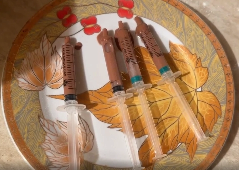 Для удобства рисования пятен понадобятся шприцы.