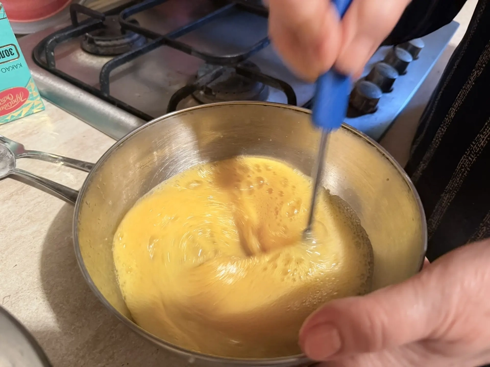 Яйца нужно взбить в пышную пену.