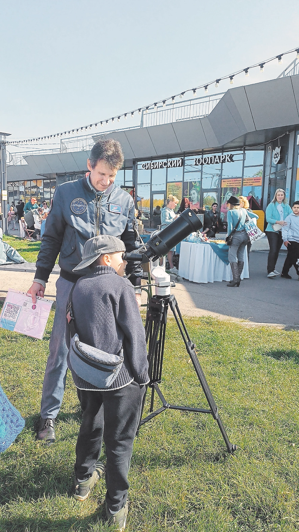 Павел Никифоров выносит телескоп на улицу – подходи и смотри.