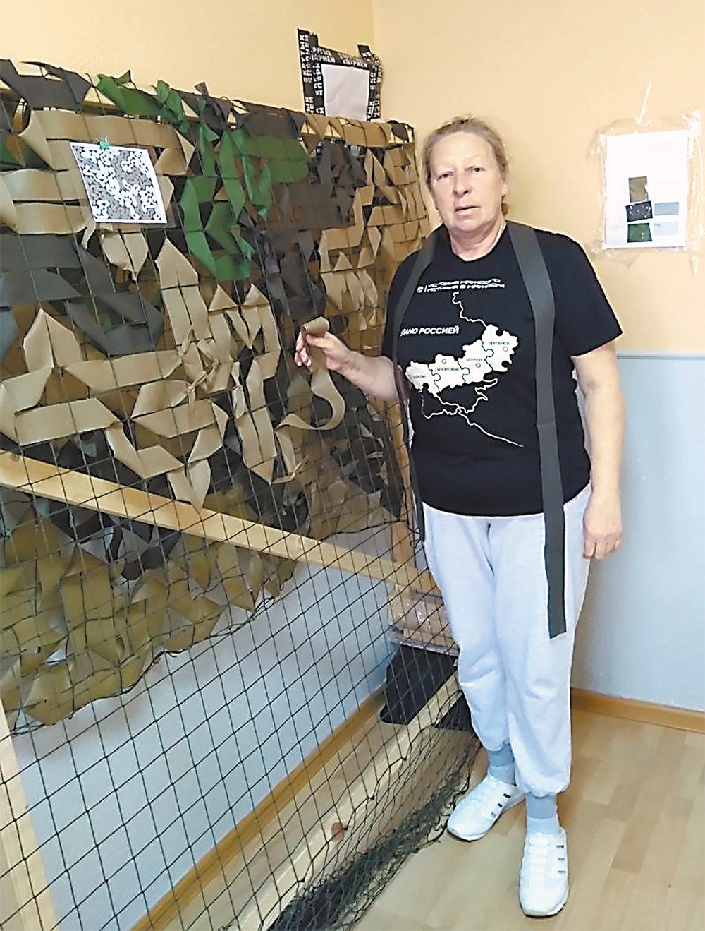 Любовь Кочарян за день может сплести достаточно большую маскировочную сеть.