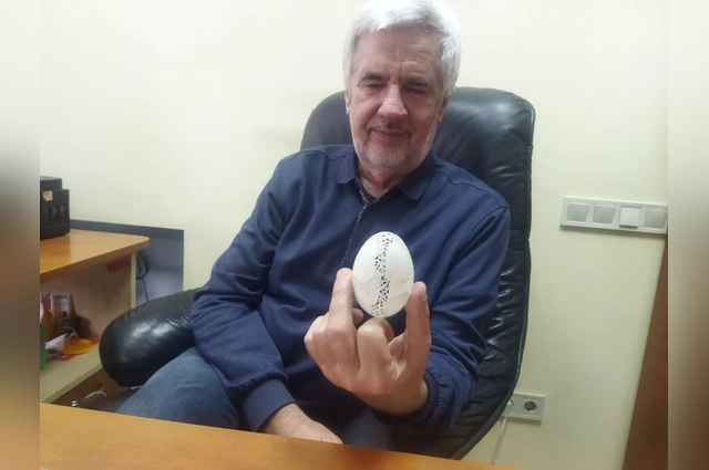 Анатолий Тищенко с одной из своих работ.