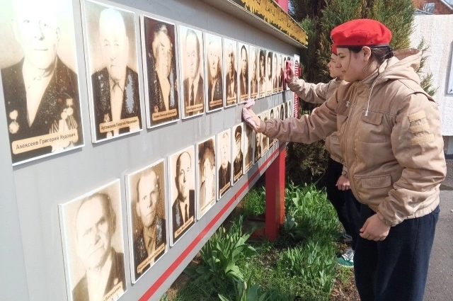 Волонтёры бережно хранят память о подвиге предков.