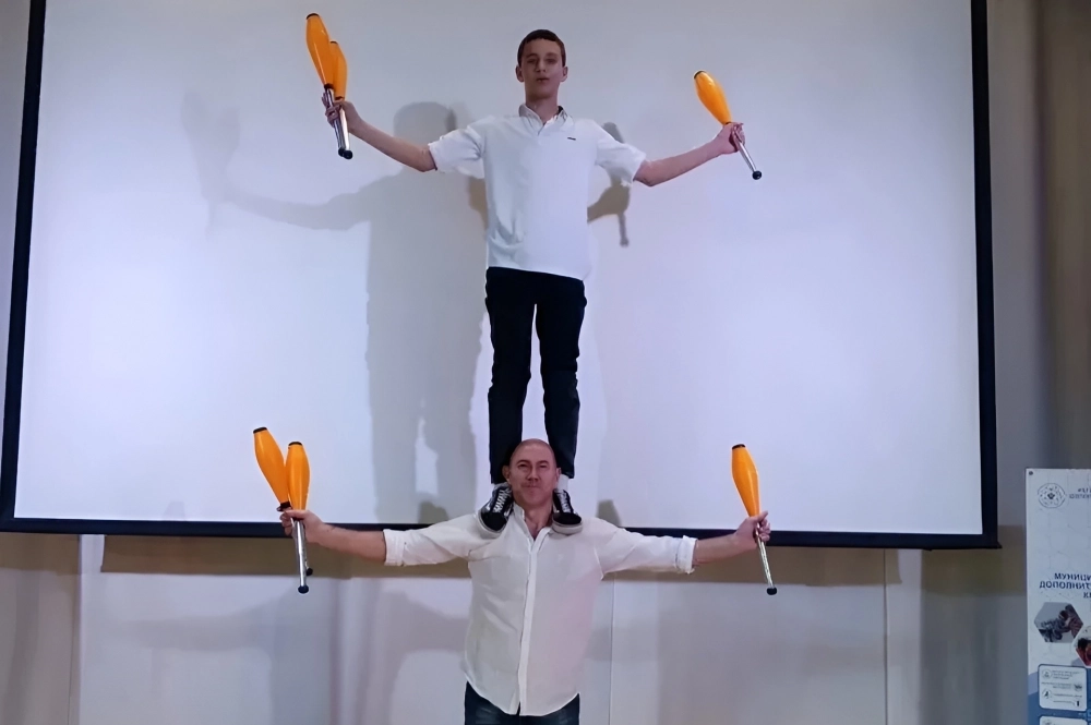 Наставник и сам постоянно выступает на сцене.