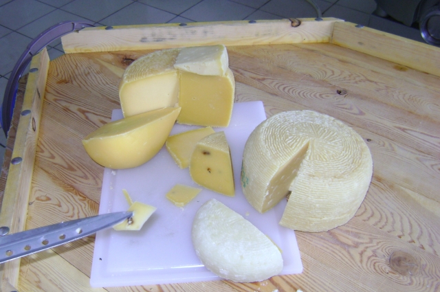 Так выглядят продукция семейной сыроварни Андреа Киузоли. А чтобы узнать её вкус - нужно попробовать.