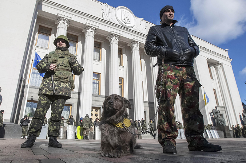 Бойцы самообороны в Киеве