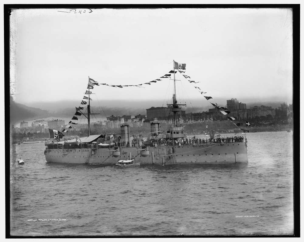 Итальянский крейсер «Этна», участвовавший в эвакуации.