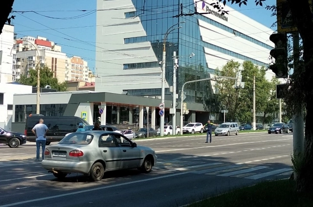 На время отключения светофоров регулировщики вышли на дороги Белгорода.
