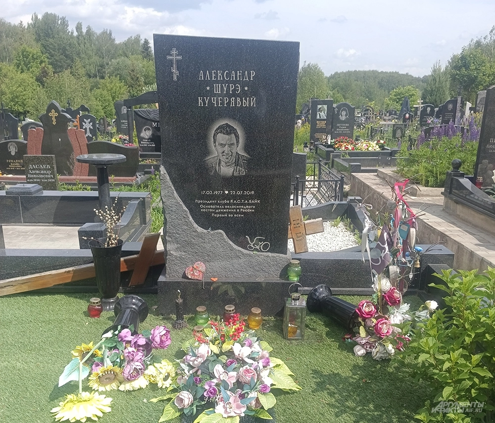 Ленточки, стикеры и QR. Что известно о могиле байкера на Митинском кладбище