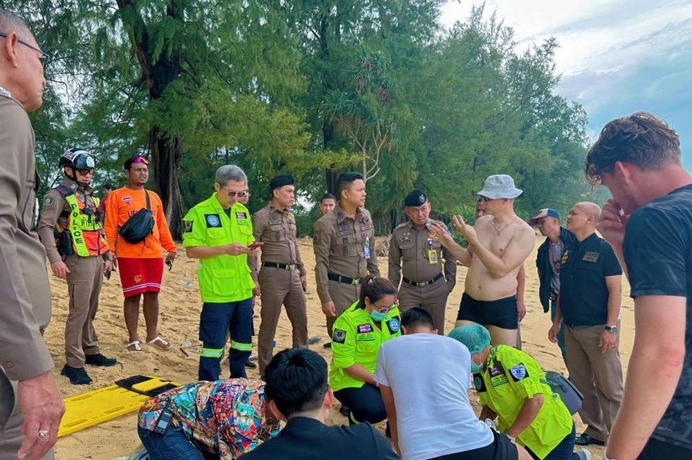 Спасатели пытаются реанимировать Сергея Фролова.