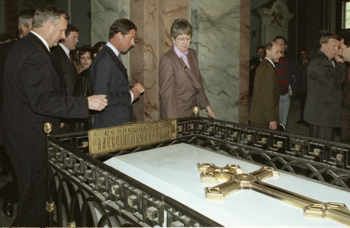Принц Чарльз у надгробия царской династии Романовых в соборе Петра и Павла Петропавловской крепости