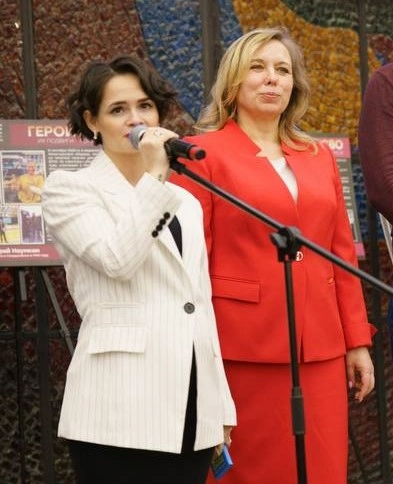 Организаторы выставки Анна Тарскова и Елена Лебедникене (слева направо) сказали ребятам тёплые слова.