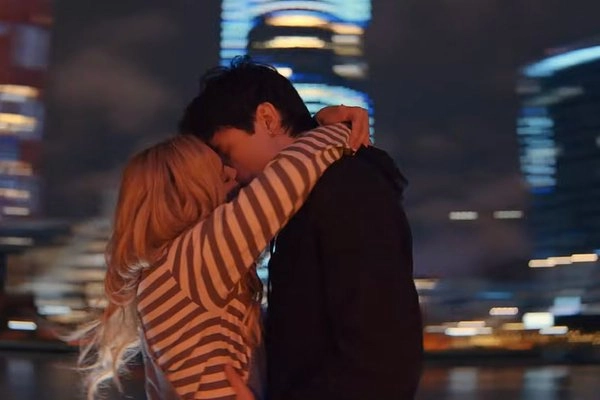 Постепенно у подростков возникают романтические чувства друг к другу.