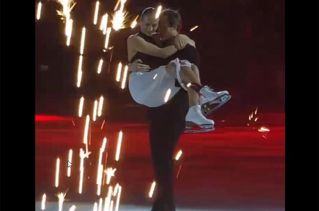 Партнёр на руках вывез свою партнёршу с арены.