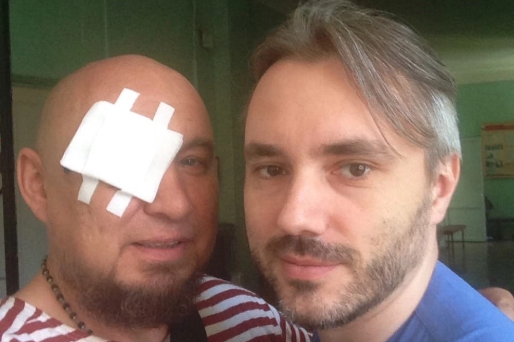 Врач Михаил Васильевич (справа) провёл ювелирную операцию.