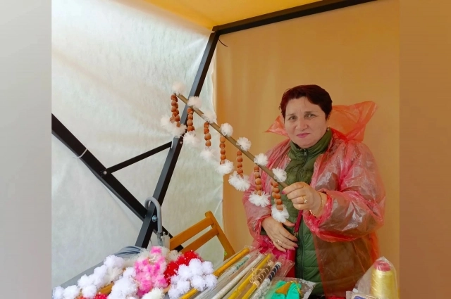 Флаги и посохи из фундука адыги дарят молодоженам.
