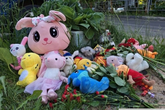 Народные мемориал в память о погибшей 4-летней девочке.