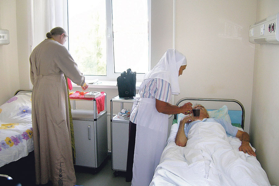 Священники больничных храмов по просьбе верующих приходят и к лежачим больным.
