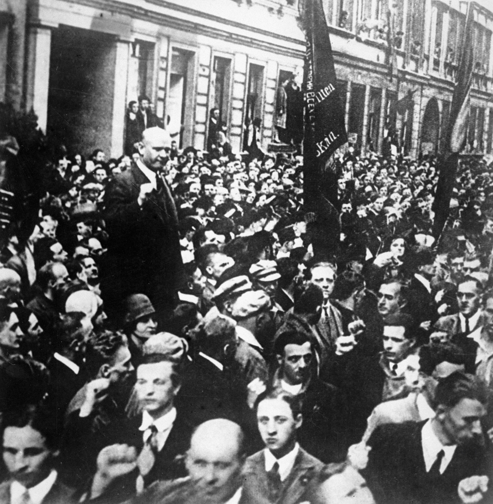 Эрнст Тельман (в центре) выступает на митинге в защиту СССР.