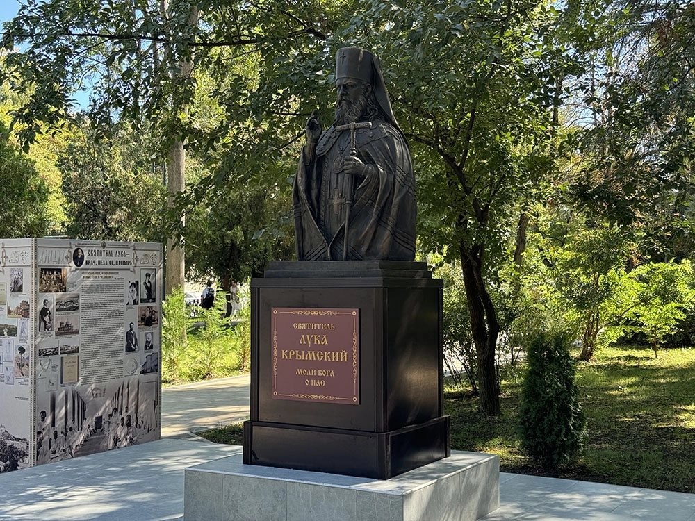 Памятник Луке Войно-Ясенецкому в сквере у Медицинской академии КФУ имени Вернадского.