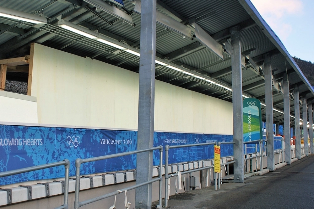 Стена, которая была установлена сразу после последнего поворота Центра скольжения Уистлера после смерти.