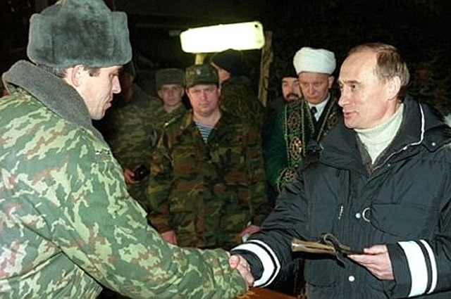 1 января 2000 года. Премьер-министр Владимир Путин награждает воинов Объединенной группировки федеральных войск на Северном Кавказе.