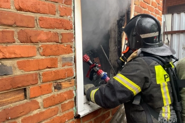 На место оперативно прибыли пожарные.