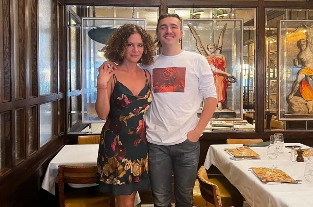 Флоранс с новым спутником.