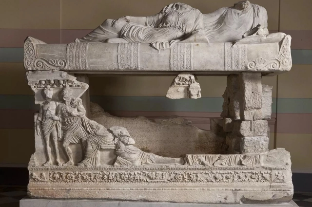 Мраморный Мирмекийский саркофаг.