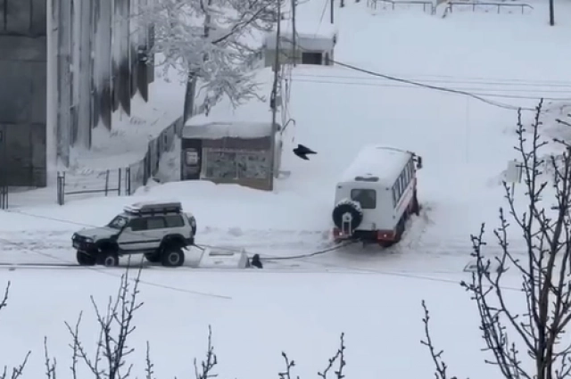 Застрявшую вахтовку пришлось вызволять из снежного плена.