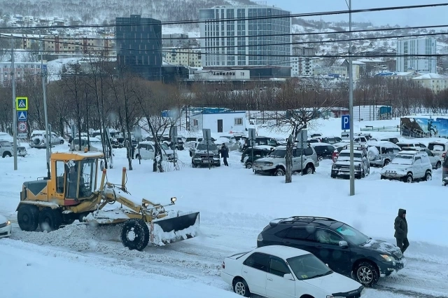 Техника расчищает пурговые стоянки.