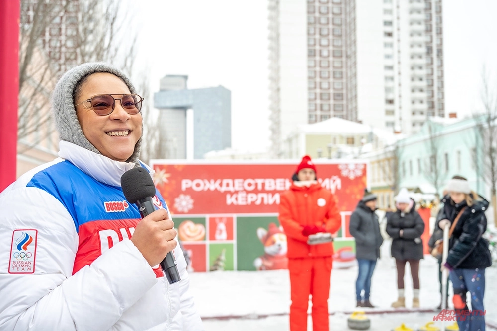 Школа керлинга на Школьной улице в Москве. Кира Езех слева.