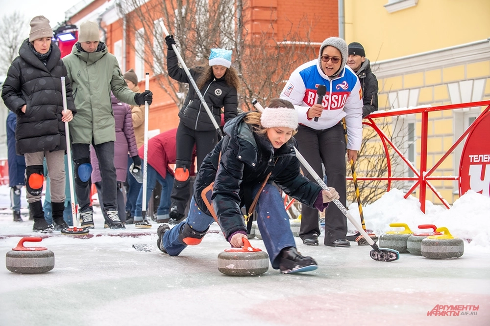 Кира Езех справа.