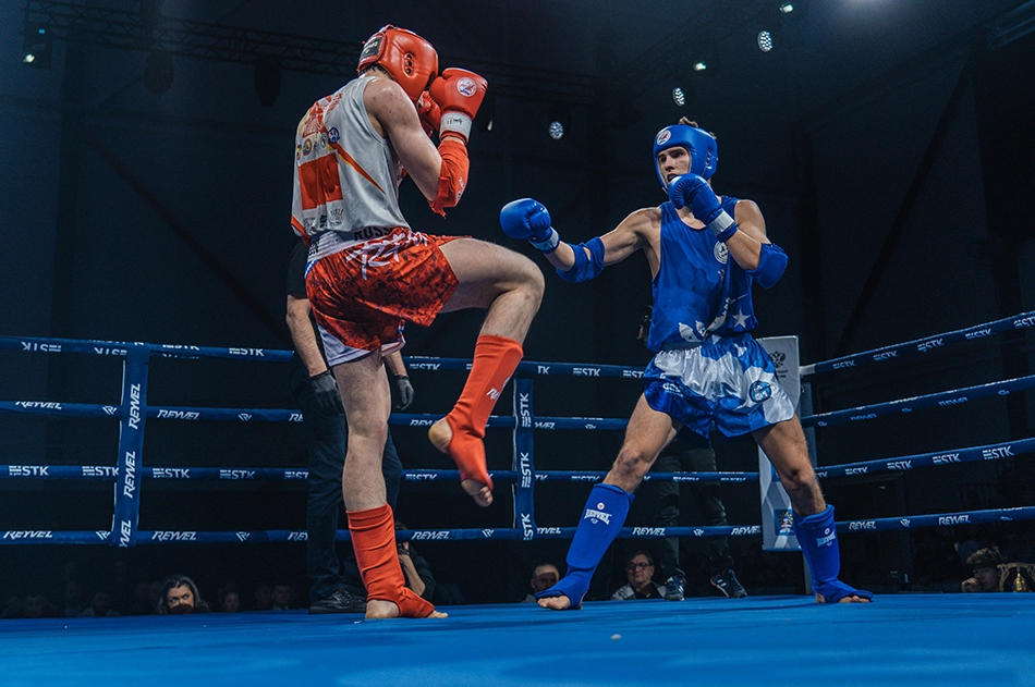 Кирилл Грибов (справа) против Телаакая.