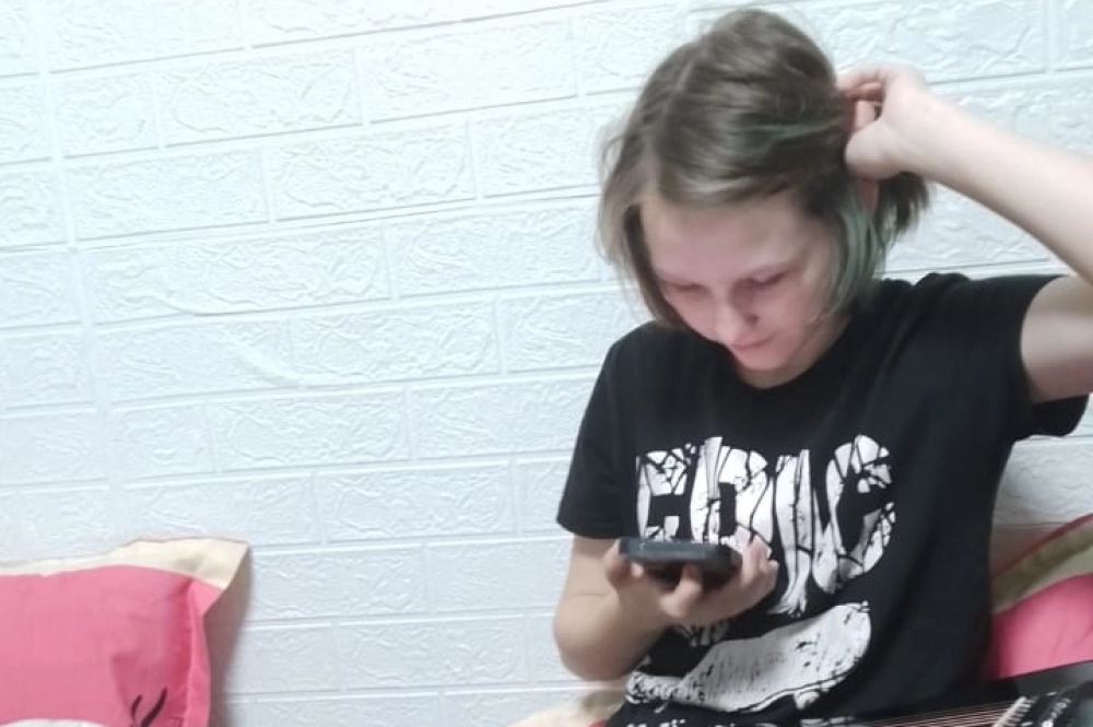 Альмена упала с качелей.