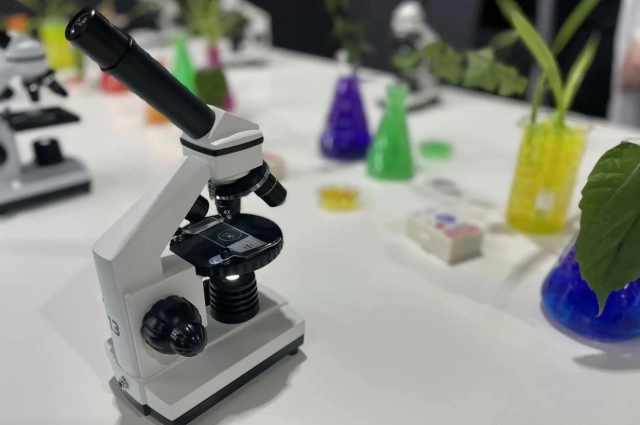 Каждый желающий мог увидеть микромир через микроскоп.