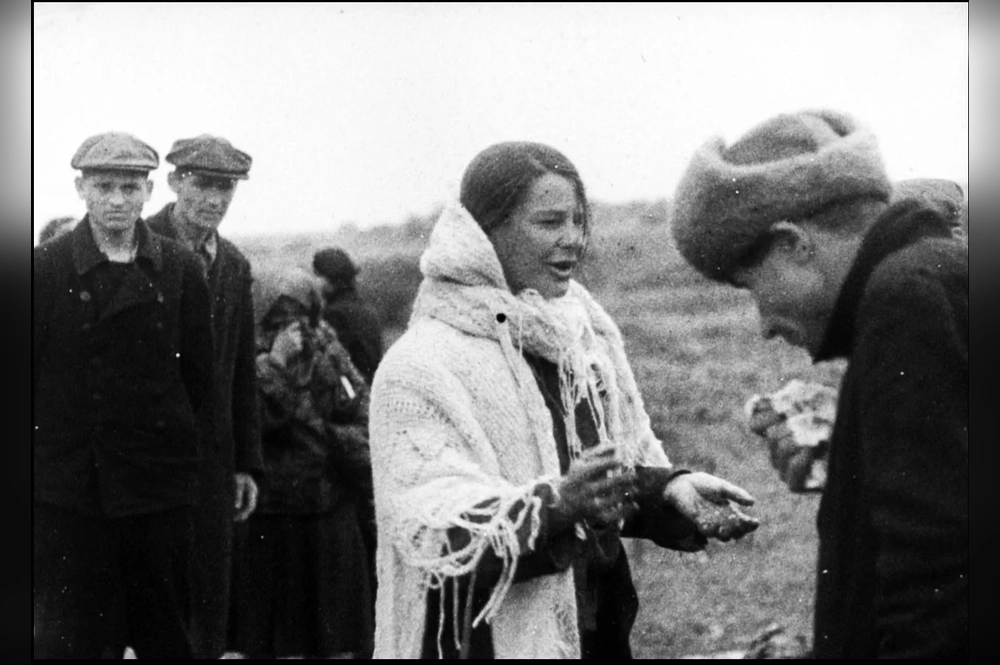 Женщина опознала тело близкого человека. Дубки, апрель 1944 г.