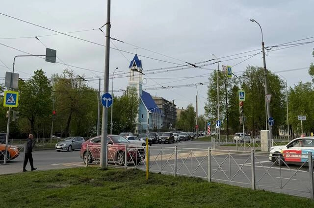 На пересечении улицы Патриса Лумумбы и проспекта Камалеева, напротив элитного небоскрёба «Лазурные небеса», возвышается здание, которое сложно не заметить