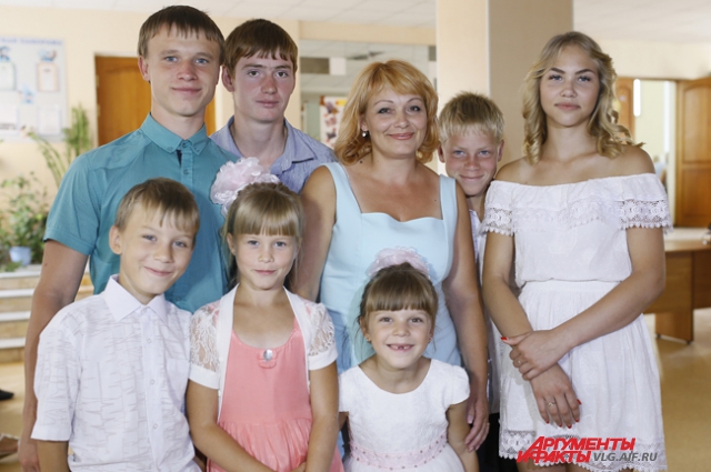 Многодетная мама Наталья Николаевна Лаврентьева из г. Дубовка Волгоградской области  всегда в окружении своих детей. Их у неё девять. Из них пять детей-сирот, которые отогрелись душой у этого семейного очага.