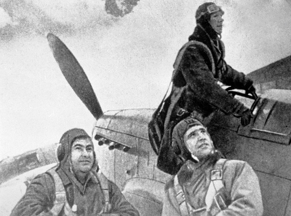 Лётчики перед боевым вылетом, 1944 г. Слева - Алексей Маресьев, получив звание Героя, он сдавал лётные зачёты как все остальные. 