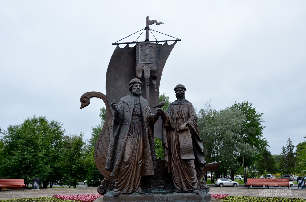 Памятник Петру и Февронии в центре Екатеринбурга.