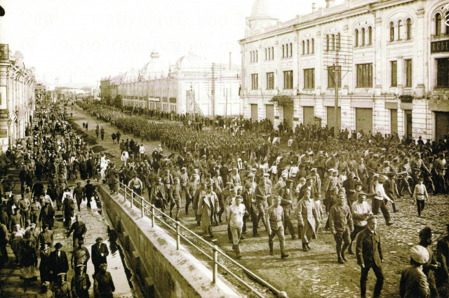 Войска Чехословацкого корпуса входят в Омск. 7 июня 1918 года. 
