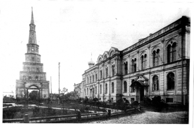 Мережковский живет в Казани вплоть до самой революции.