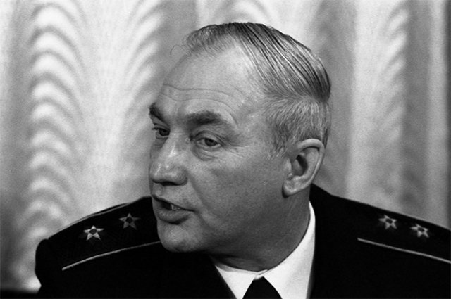 Первый заместитель командующего Северным флотом ВМФ СССР Феликс Громов во время встречи с финскими журналистами. 1987 г.