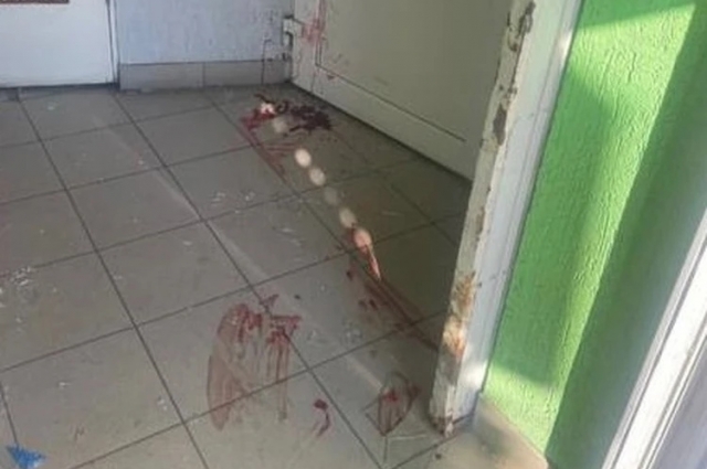 На полу магазина остались осколки и кровь самого нападавшего.