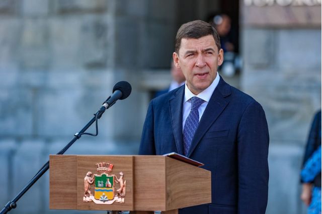 Губернатор возложил цветы к памятнику основателям Екатеринбурга